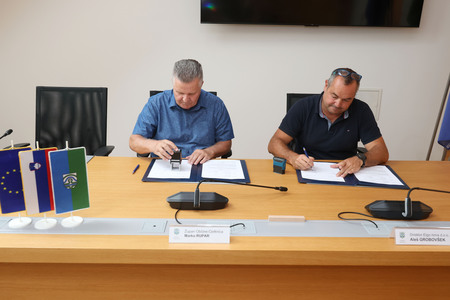 Semafor pri KD  podpis pogodbe 03 Foto Ljubo Vukelič
